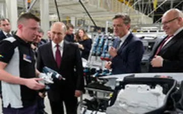 ورود پوتین با لیموزین روسی به کارخانه مرسدس بنز