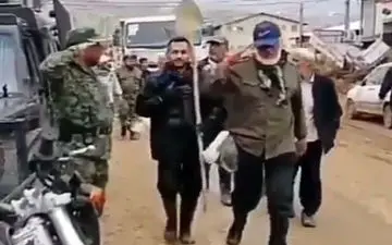 حرکت زیبای احترام نظامی افسر یگان ویژه نیروی انتظامی به نیروهای جهادی