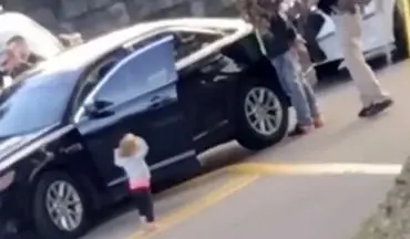 پلیس آمریکا روی دختر بچه ۲ ساله اسلحه کشید +فیلم 