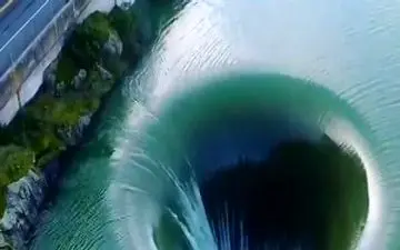 دریاچه‌ای حیرت انگیز در کالیفرنیا 