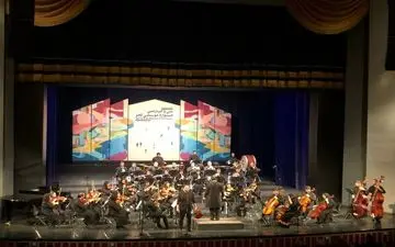 در آخرین شب جشنواره در تالار وحدت،
ارکستر آیسو با خواننده اتریشی‌ نواخت