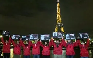 برج ایفل به یاد روزنامه‌نگاران مقتول خاموش شد+فیلم