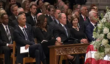 آبنبات دادن جرج بوش به میشل اوباما در مراسم خاکسپاری مک‌ کین + فیلم 