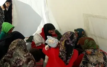  توزیع شیر خشک و دارو بین زلزله زدگان 