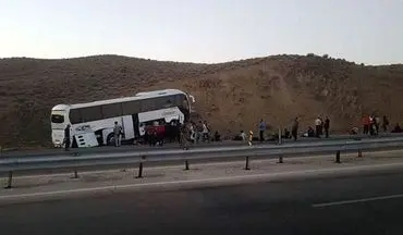 تصادف تریلی و اتوبوس در آزادراه «خرم زال»