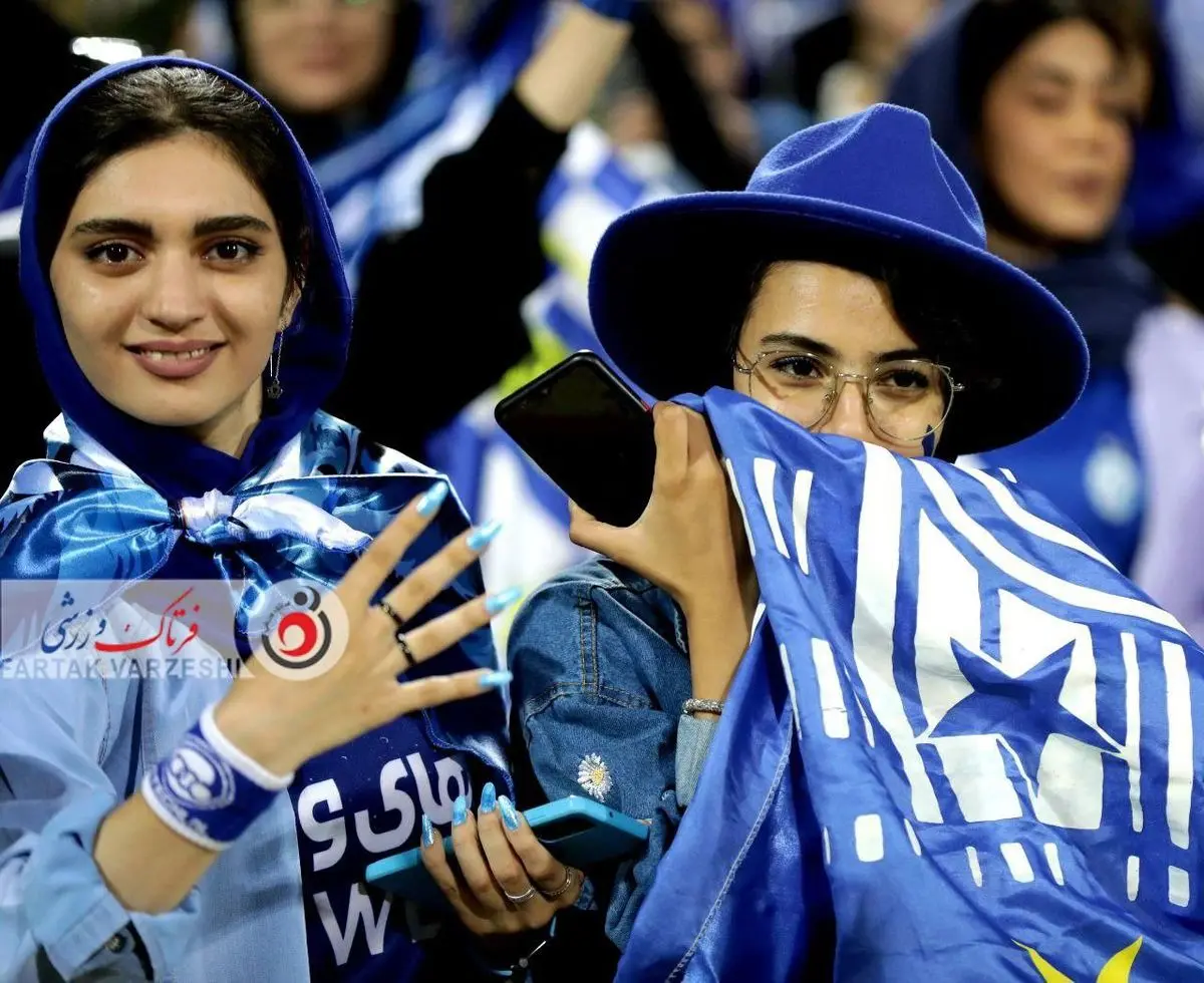 به نام استقلال به یاد مجیدی/ دخترانی که لباس فرهاد را در دست داشتند+عکس 