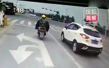 انحراف راننده کامیون به لاین مخالف پس از تصادف با آمبولانس + فیلم