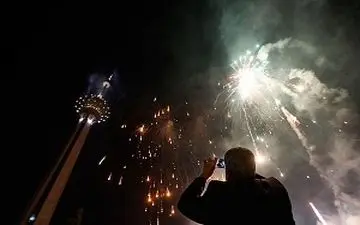 نورافشانی آسمان تهران همزمان با بانگ تکبیر مردم در شب ۲۲ بهمن