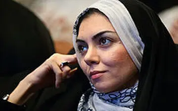  حالِ خوب «آزاده نامداری» با گل‌های رُز معروفش