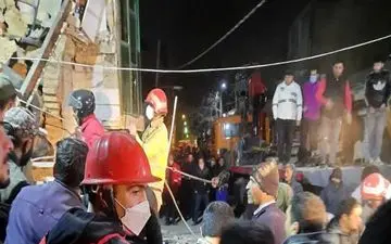  ۸ مصدوم و ۳ فوتی در حادثه ریزش ساختمان در رباط کریم/ عملیات نجات ادامه دارد