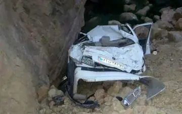 عکس مچاله شدن خودروی پژو بر اثر سقوط از دره