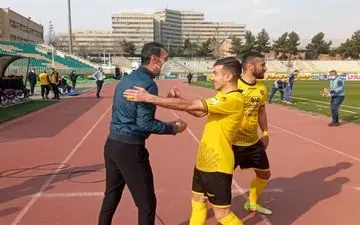 حاشیه دیدار هوادار - سپاهان| درگیری عنایتی و احمدزاده ساعتی پس از خوش‌و‌بش! 