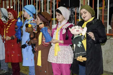 شادپیمایی عروسک‌ها در سالن امام خمینی‌ کرمانشاه