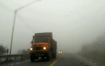 دید افقی در محورهای کوهستانی جیرفت به کمتر از ۳۰ متر رسید 