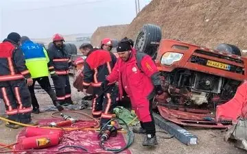 واژگونی تریلی در محور دامغان ـ سمنان یک کشته و یک مصدوم بر جا گذاشت