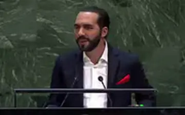 لحظه سلفی‌گرفتن یک رئیس‌جمهور هنگام سخنرانی در سازمان ملل!