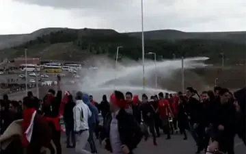 تعداد مصدومان در حال افزایش است /ماشین آب‌پاش برای برخورد با هواداران تراکتورسازی! +عکس