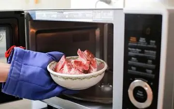 غذاهای ممنوعه برای ماکروویو؛ این خوراکی‌ها را هرگز در ماکروویو گرم نکنید!