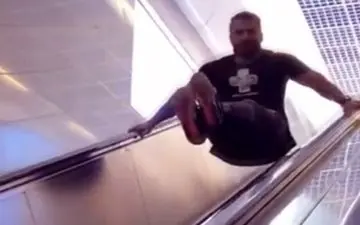 خودنمایی در متروی تجریش با حرکات عجیب +فیلم