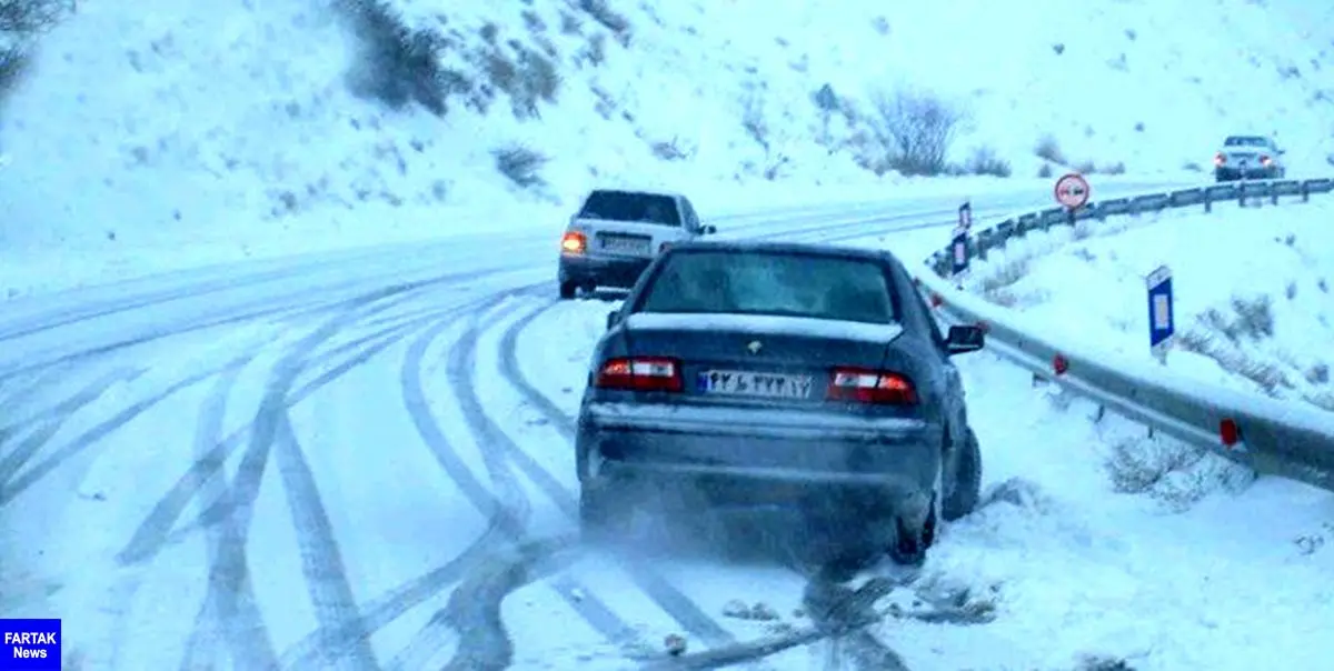 بارش شدید برف در محور هراز/ کندی در تردد خودروها
