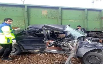 برخورد قطار با خودرو در شازند؛ یک مصدوم به بیمارستان منتقل شد
