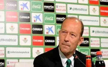 سرمربی پرسپولیس هیچ بازیکنی را اخراج نمی‌کند