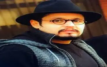 تیپ جالب مهران رنجبر روی پل عشاق پاریس