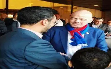 عکس یادگاری مسئولان تماشاگر دربی ۸۶ با رئیس فیفا