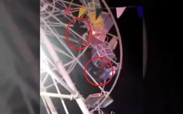 لحظه وحشتناک آویزان شدن گردشگران از چرخ و فلک! +فیلم 