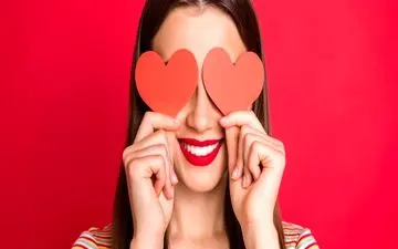 میخوای بدونی کسی پنهانی بهت علاقه داره یا نه؟ 10 نشانه داره بیا تا بهت بگم!