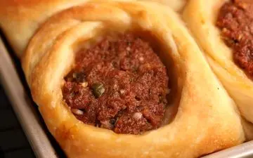 طرز تهیه لقمه تنوری؛ فینگرفود خوشمزه با گوشت چرخ‌کرده