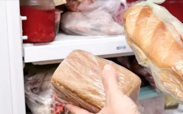 نگهداری نان در فریزر کار اشتباهی است؟

