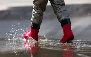 خطرات پنهان بارانی و چکمه‌های لاستیکی برای سلامت بدن