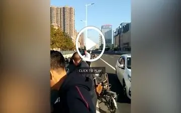 اصلاح صورت حین رانندگی حادثه‌ساز شد! + فیلم