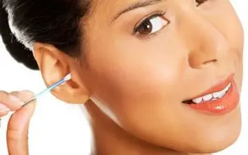  با جرم گوش چه کنیم؟ برای گوش مفید است یا آن را خارج کنیم؟