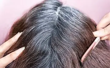 آیا واقعا کندن موی سفید روند سفید شدن موها را تسریع می‌کند؟