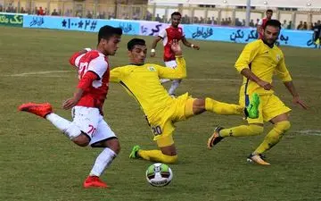  درگیری بازیکن سپیدرود رشت و نفت مسجدسلیمان و تذکر داور 
