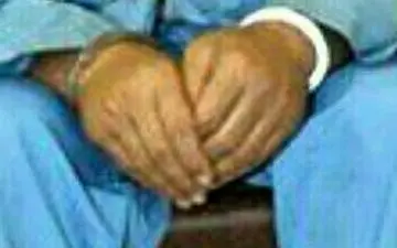 قاتل بی رحم آتنا اصلانی در غُل و زنجیر + عکس