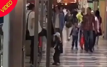 رفتار جنون آمیز پدر جوان با پسر خردسالش! +فیلم 