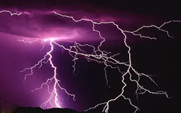 
قایق بزرگی که صاعقه وحشتناک آن را پودر کرد + فیلم