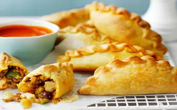 تجربه طعمی به یاد ماندنی: پیراشکی گوشت، یه خوراکی لذیذ و دلچسب | فیلم