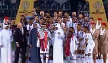لحظه اهدای جام قهرمانی آسیا به تیم ملی قطر