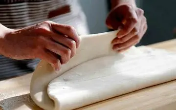 طرز تهیه خمیر پیتزا ایتالیایی؛ نان نازک و حرفه‌ای با طعمی بی‌نظیر