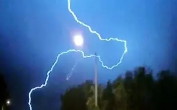 رعد و برقی متفاوت در آسمان آمریکا + فیلم