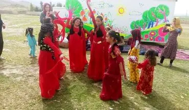 شادی و رقص محلی  دختران  روستای تپانی دشت‌ذهاب بعداز 132 روز بی‌خانمانی  به روایت تصویر
