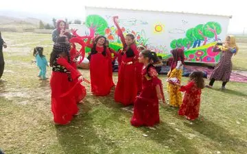 شادی و رقص محلی  دختران  روستای تپانی دشت‌ذهاب بعداز 132 روز بی‌خانمانی  به روایت تصویر