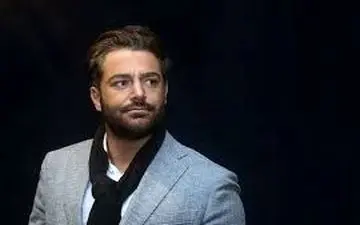 تیپ متفاوت محمدرضا گلزار در شب اکران "آینه بغل"