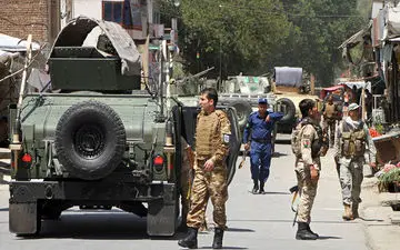 طلبه جوان مقابل مسجد دست به کار عجیبی زد