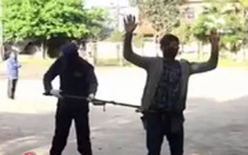 پلیس نپال و افرادی که قرنطینه خانگی را نقض می‌کنند!