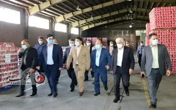 گزارش تصویری/ بازدید معاون وزیر صمت از واحدهای تولیدی استان کرمانشاه/اهدا تندیس طلایی رعایت حقوق مصرف کننده به شرکت رژین تاک 